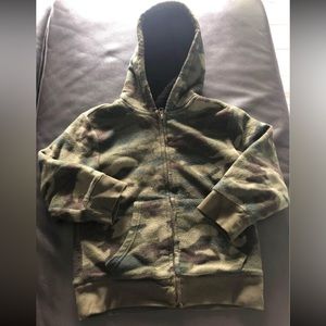 Boy’s Children’s Place Green Camo Sherpa Hoodie Size 4T